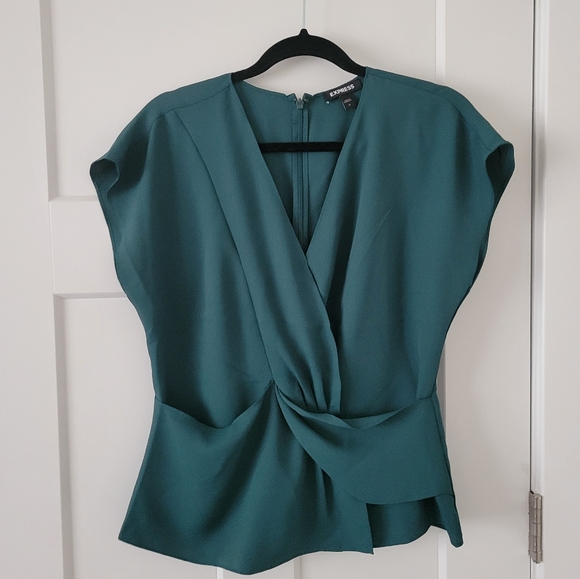 Express Twist Front Short Sleeve V-Neck in Emerald Green - Picture 2 of 9
